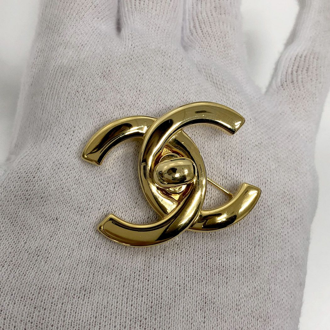 CHANEL ゴールド ターンロックロゴ ブローチ 刻印あり 【公式通販】