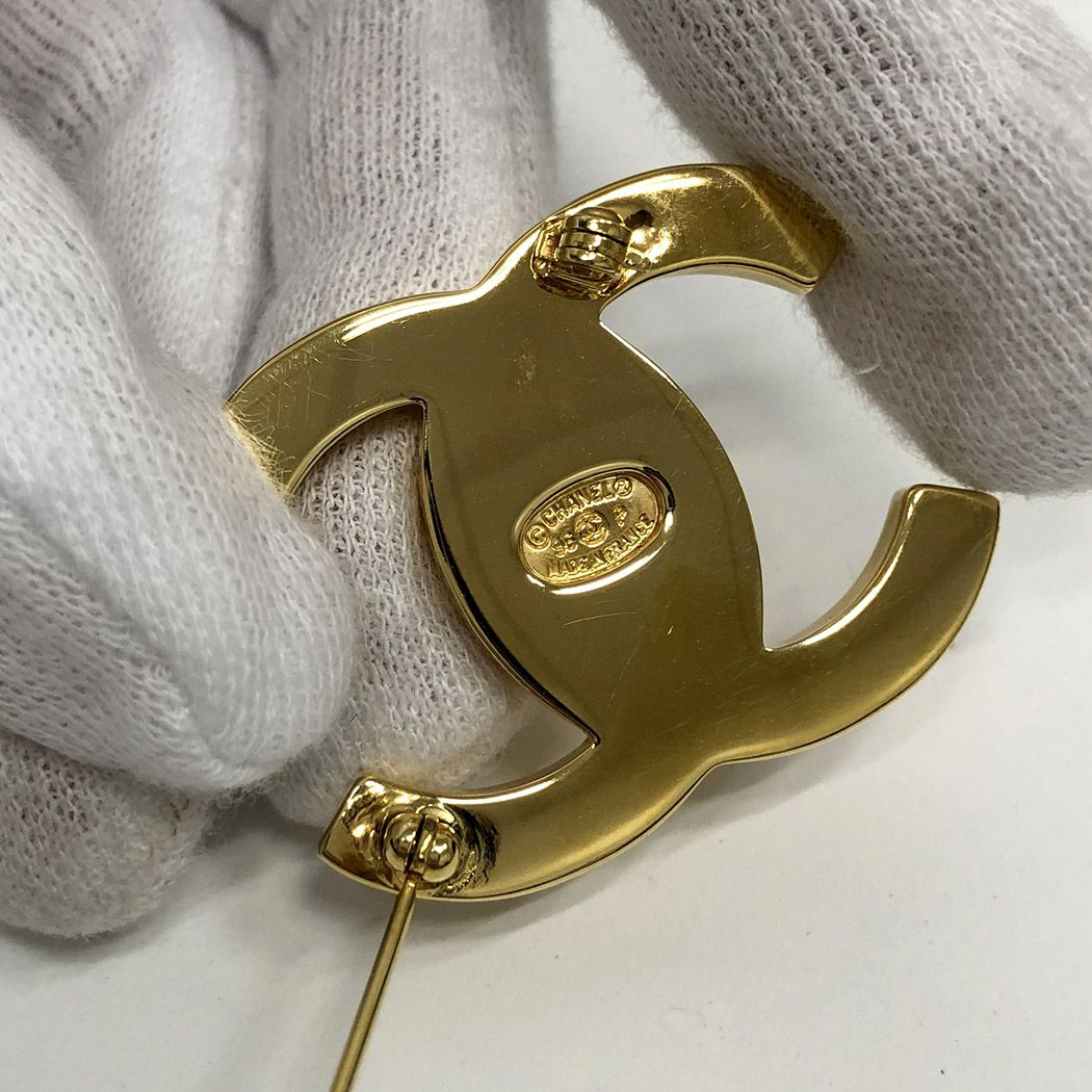 CHANEL ゴールド　ターンロックロゴ ブローチ　刻印あり CHANEL ゴールド ターンロックロゴ ブローチ 刻印あり